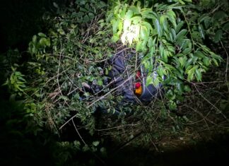 Capotamento deixa homem e mulher feridos após veículo despencar em barranco no Oeste de SC