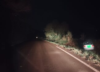 Carro sai da pista durante a madrugada no Oeste Catarinense; condutor recusa teste de alcoolemia