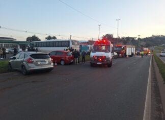 Colisão frontal na BR-282 deixa seis feridos no trevo da FEMI, em Xanxerê