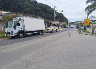 VÍDEO: Imagens mostram momento em que duas estudantes de 12 anos são atropeladas por caminhão em SC