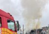 Chamas atingem depósito com lenha e materiais agrícolas e mobilizam bombeiros por horas no Oeste de SC