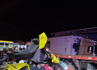 Jovem fica ferido após carro colidir contra carreta estacionada no Oeste Catarinense