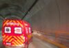 Motociclista fica ferida após ser fechada por caminhão em túnel de SC