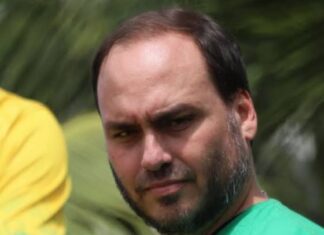 Colunista afirma que há brecha jurídica para invalidar candidatura de Carlos Bolsonaro em SC