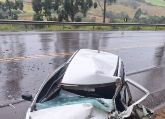Jovem fica gravemente ferido após colisão frontal entre carro e caminhão na SC-160 em Saltinho