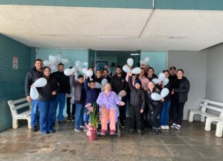 Após mais de 80 dias internada, paciente recebe homenagem emocionante ao deixar hospital no oeste