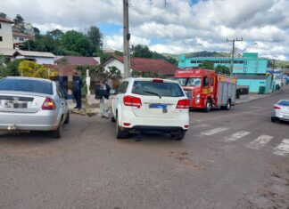 Colisão entre dois carros deixa mulher ferida no Oeste