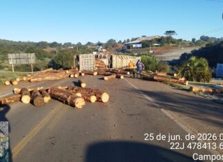 Colisão entre caminhão e carro provoca tombamento e bloqueia BR-470 no oeste