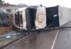 Carreta perde os freios tomba e atinge residência no Oeste Catarinense