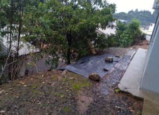 Deslizamento de terra atinge residência após fortes chuvas em SC