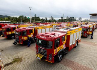 Governo de SC entrega 56 caminhões aos Bombeiros na maior renovação de frota da história da corporação