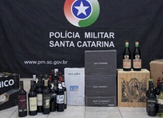 PM apreende 92 garrafas de vinho estrangeiro em abordagem em SC