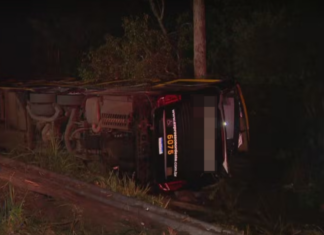 Mulher morre e 11 pessoas ficam feridas após ônibus tombar na BR-290