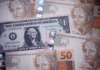 Dólar oscila e Ibovespa recua com alta do petróleo e tensão no Oriente Médio