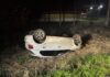 Jovens ficam feridos após carro sair da pista e capotar na SC-355