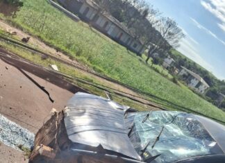 Carro derruba poste e deixa dois homens gravemente feridos em Chapecó
