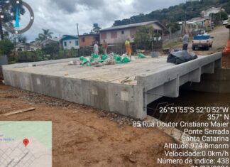 Ponte Serrada instala nova estrutura sobre rio após ponte ser danificada pelas chuvas