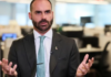 Polícia Federal pede demissão de Eduardo Bolsonaro por abandono do cargo