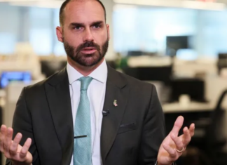 Polícia Federal pede demissão de Eduardo Bolsonaro por abandono do cargo
