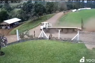 Caminhão da Prefeitura de Águas Frias desce desgovernado e atinge estrebaria no interior