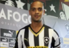 Quem era Tássio Maia, ex-atacante do Botafogo que morreu após queda de muro no Rio de Janeiro
