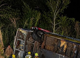Três pessoas morrem após ônibus com 67 passageiros tombar em ribanceira no Oeste Catarinense