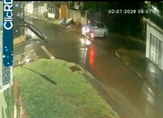 VÍDEO: Motorista foge após atropelar motociclista em cruzamento no Alto Floresta, em Chapecó