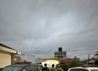 Homem é preso por suspeita de roubo à mão armada que terminou com comerciante agredido em SC