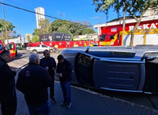 VÍDEO: Fiat Toro capota após colisão no Centro de Chapecó; acidente deixa apenas danos materiais