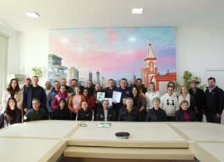Prefeitura entrega documentos de regularização fundiária para 25 famílias