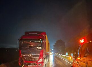 Motociclista morre após colisão frontal com caminhão em rodovia de SC