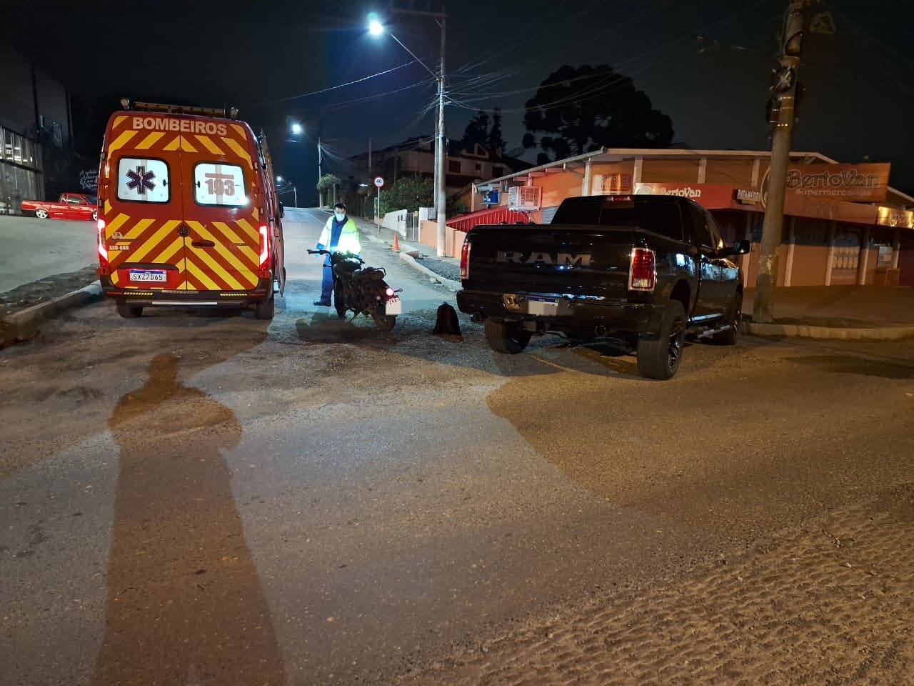 Motociclista é levado à UPA após colisão com caminhonete em SC