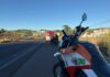 VÍDEO: Motociclista de 19 anos fica ferido após bater na traseira de Jeep na SC-480, em Chapecó