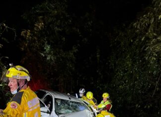 Motorista fica preso às ferragens após bater em árvore e cair em ribanceira no Oeste Catarinense