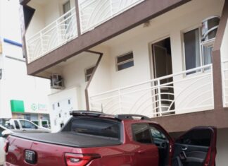 Motorista fica ferida após Fiat Toro atingir edificação no Oeste Catarinense