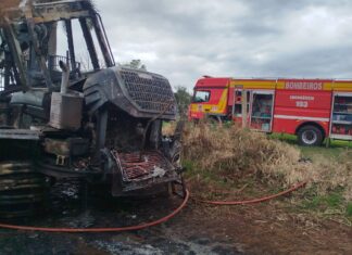 Incêndio destrói máquina utilizada no transporte florestal no Oeste Catarinense