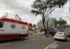 Mulher fica ferida após colisão entre carro e moto na Avenida Fernando Machado, em Chapecó