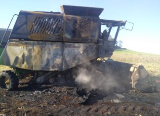 Colheitadeira é destruída por incêndio em lavoura de milho no interior de Quilombo