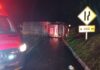 Caminhão carregado de ração tomba e bloqueia parcialmente a BR-282, no Oeste Catarinense