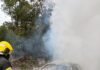 Carro é destruído por incêndio em SC e motorista consegue salvar pertences