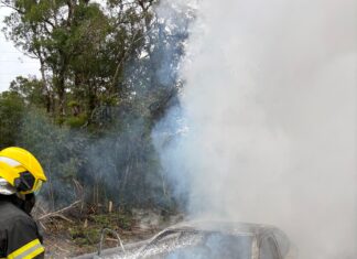 Carro é destruído por incêndio em SC e motorista consegue salvar pertences