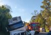 Passageiro de Ford Ka morre após grave acidente com duas carretas na BR-282