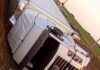 Motorista sai ileso após carreta tombar na BR-282