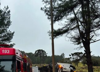 Motorista fica ferido após carreta tombar na SC-350