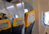 VÍDEO: Janela de avião da Raynair quebra e passageiro ser parcialmente sugado durante voo