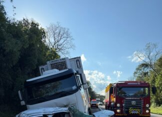 Colisão frontal entre carro e duas carretas deixa dois feridos na BR-282 em Joaçaba