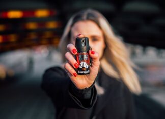 Nova lei autoriza spray de pimenta para defesa pessoal de mulheres em todo o Brasil