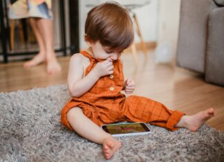 Vídeos feitos com IA invadem o YouTube e especialistas alertam para riscos ao desenvolvimento infantil