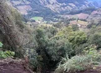 Deslizamento de terreno preocupa moradores no Oeste e gera risco em área residencial