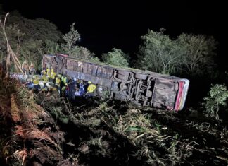 Morre quarta vítima de acidente com ônibus na SC-492; Polícia Civil investiga causas da tragédia